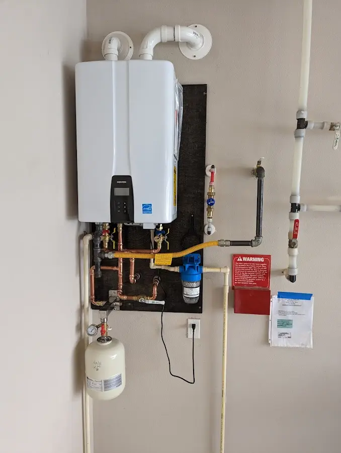 Professional plumber installing copper piping in a Dallas home